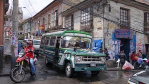 Lokaler Bus im Straßenjungel