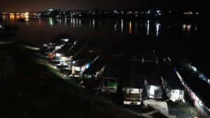 Boote am Mekong bei Nacht